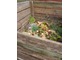 Na dno kompostownika dobrze jest położyć gałęzie i trochę starego kompostu