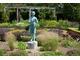 Centralnym punktem ogrodu jest piękna postać dziewczyny z lampą, tzw. "Lampa Mądrości", którą wyrzeźbił Nathan David