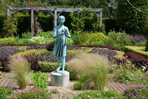 Centralnym punktem ogrodu jest piękna postać dziewczyny z lampą, tzw. "Lampa Mądrości", którą wyrzeźbił Nathan David