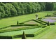 Idealnie utrzymany geometryczny parter otaczają zielone, rozległe trawniki ogrodu Cliveden