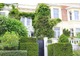 Domy pokryte grubą warstwą kwitnących pnączy i zieleni wszelkiego rodzaju, pojawiającej się na balkonach i dachach, wyglądają jak rzymskie wille