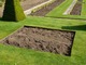 Rabata w ogrodach pałacu Hampton Court przygotowana do obsadzenia. Trzeba przyznać, że brzegi trawnika są tu doskonałe