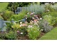 Miniaturowy ogródek ziołowy ogrodzony uroczym płotkiem (Barnsdale Gardens)