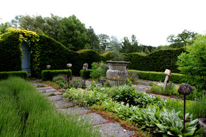 Ogród ziołowy otoczony żywopłotami (Tilford Cottage Garden)