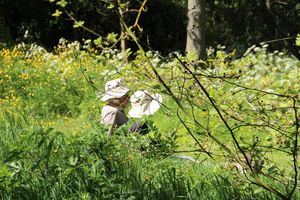 Croft Garden i ludzie w płóciennych kapeluszach