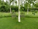 Krzesła, na których można przysiąść i oddać się kontemplacji i refleksji, tak jak to robił Geoff w swoich rajskich ogródkach.