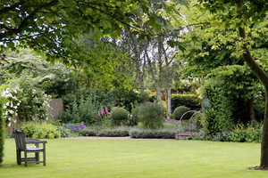 Układ ogrodu w postaci rozległego trawnika z poumieszczanymi w postaci wysp poszczególnymi ogródkami, pozwala na dowolny sposób zwiedzania