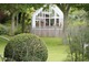 Widok na szklarenkę z pelargoniami w Cottage Garden