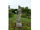 Ogrodu formalnego pilnuje posąg Flory
