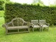 Mnóstwo ławek i różnych siedzisk do podziwiania ogrodu