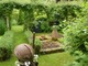 Zardzewiały żołnierz pilnujący ogrodu