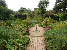 Okrągły ogród z zegarem słonecznym - The Mrs. Wintop's Garden