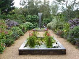 Exotic Garden, ogród zagłębiony w ziemi z dwoma zbiornikami wodnymi, jeden z efektowną fontanną ze stali 
