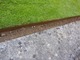 Idealny brzeg trawnika ujęty w metalowe taśmy