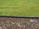 Trawnik oddzielony od chodnika za pomocą cegieł