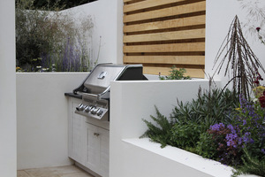 Duże i dobrze urządzone patio może służyć jako ogrodowa kuchnia 