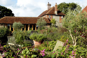 Ogród, Perch Hill Farm, położony jest w hrabstwie  East Sussex i otwarty tylko kilka dni w roku