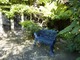 Piękna żeliwna ławka pomalowana na niebiesko