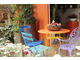 Kolorowe meble konkurują z kolorowymi kaktusami na stoliku