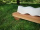 Prosta i nowoczesna, o nieco awangardowym wyglądzie ławka drewniana