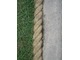 Brzegi trawnika ograniczone przy pomocy grubego sznura