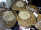 Tłuszcz z ziarnami w połówkach kokosa