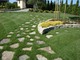 Kamienne płyty położone w miejscach częściej uczęszczanych zapobiegają wydeptaniu trawnika, a jednocześnie pięknie wyglądają
