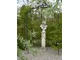 Posąg w altanie w okolicy gruszy wierzbolistnej