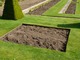 Jeśli rabaty mamy gęsto obsadzone, poświęćmy mały prostokąt w trawniku, który powinien dobrze naświetlony