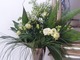 Białe lilaki w wiosennym bukiecie (rośliny pędzone w szklarni)