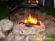 Ognisko z "żywym" ogniem obudowane kamieniami polnymi, fot. Barbara Karbowska