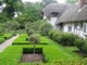 Dom kryty strzechą - znak rozpoznawczy tego ogrodu
