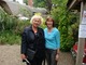 Właścicielkę ogrodu - Jacky Hawthorne (z prawej) zainteresowało to, że ja również projektuję ogrody i pozowała do pamiątkowego zdjęcia 
